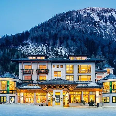 Wanderhotel Taurerwirt Hotel 4*