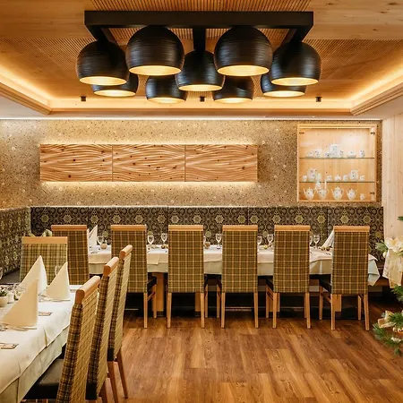 Wanderhotel Taurerwirt 호텔 4*